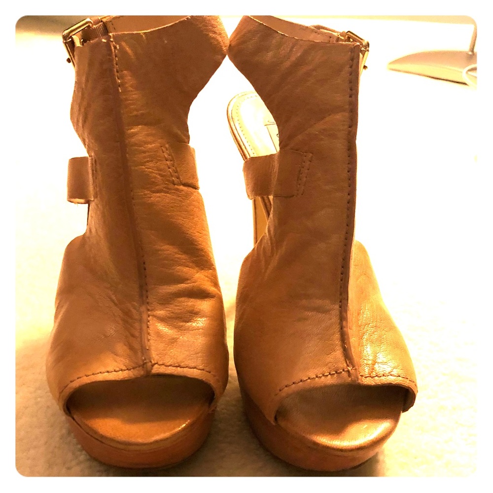 Gorgeous Guess platform comfy heel